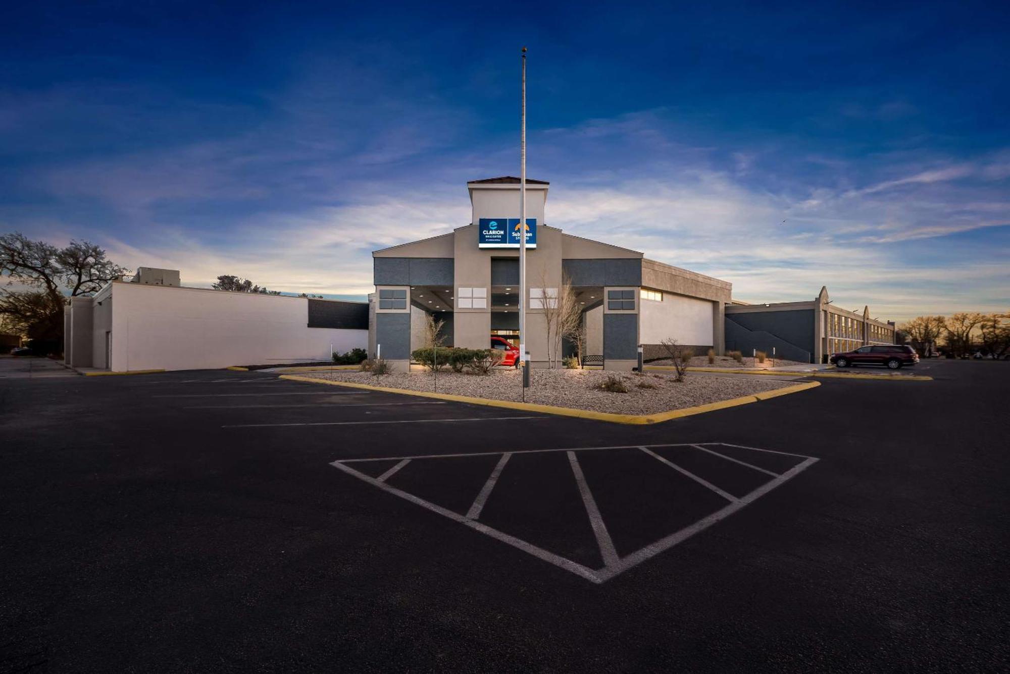 Clarion Inn & Suites And Convention Center Kearney Exterior photo