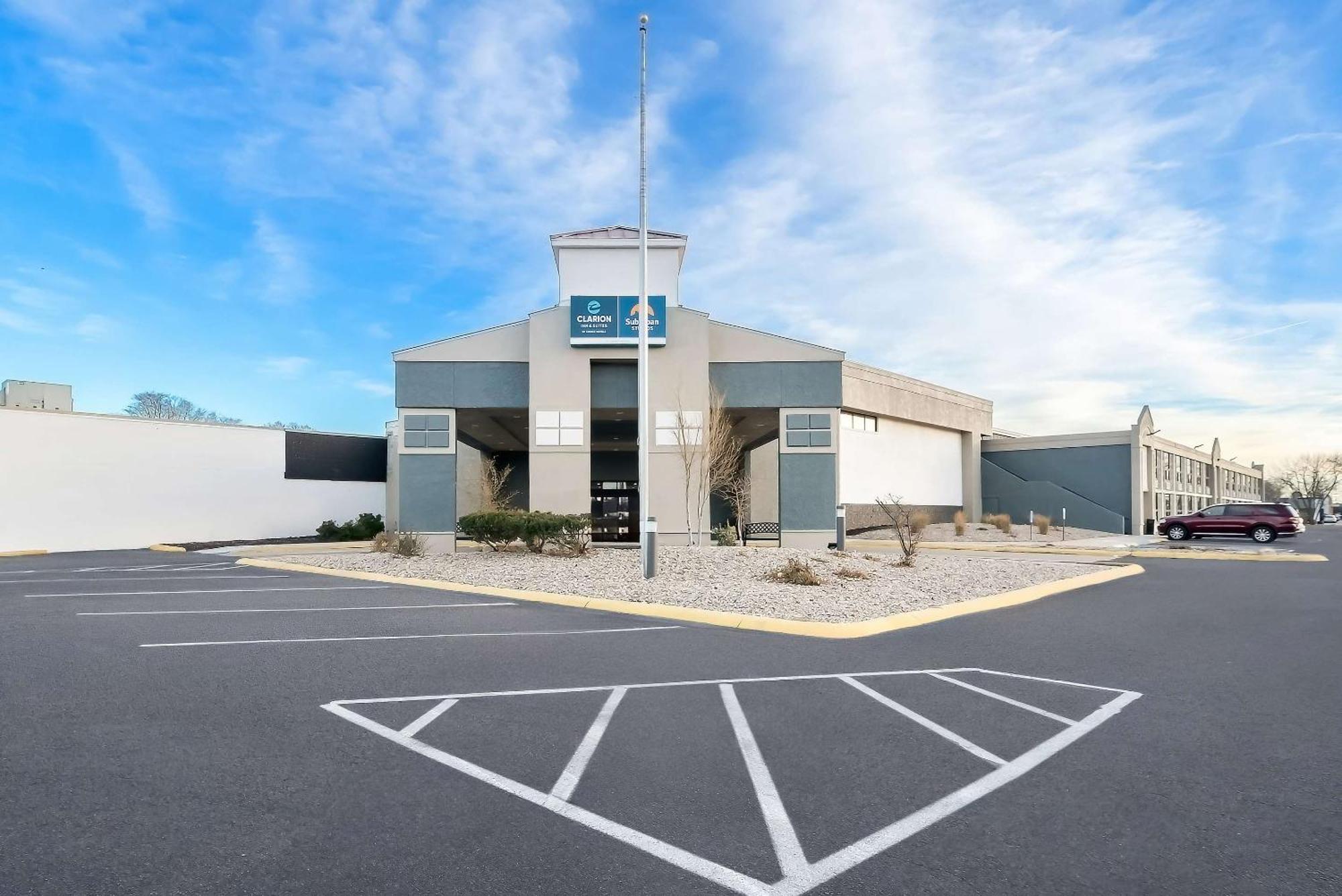 Clarion Inn & Suites And Convention Center Kearney Exterior photo